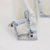 Image 5 of Women’ Charlotte Russe White/Denim Blue Washed Long Sleeve Snap Closure Top