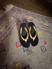 Juicy flip flops 🩴👑💛🌻