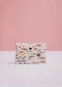 Image 1 of Copy of Tarjetero Peces beige de Ecke