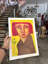 Image 5 of MUJER CON CHAQUETA
