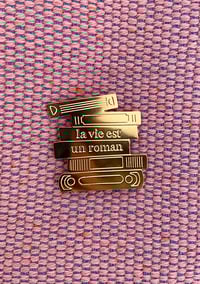 Image 1 of PIN'S LA VIE EST UN ROMAN