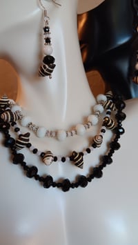 Image 2 of BEEHIVE SHELL STRAND W/BLACK AND WHITE BEADS 