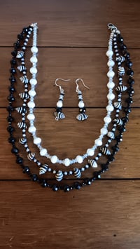 Image 13 of BEEHIVE SHELL STRAND W/BLACK AND WHITE BEADS 