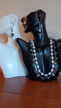 Image 9 of BEEHIVE SHELL STRAND W/BLACK AND WHITE BEADS 