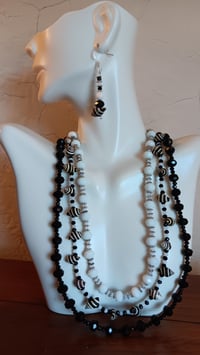 Image 10 of BEEHIVE SHELL STRAND W/BLACK AND WHITE BEADS 