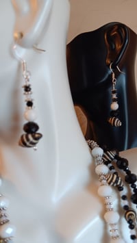 Image 16 of BEEHIVE SHELL STRAND W/BLACK AND WHITE BEADS 