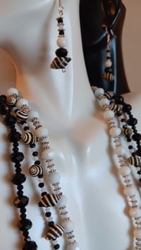 Image 17 of BEEHIVE SHELL STRAND W/BLACK AND WHITE BEADS 