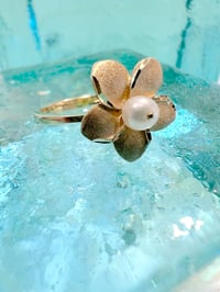 Image 2 of 14k solid gold 13.5mm plumeria pearl ring