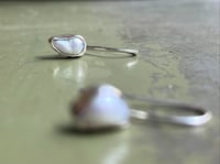 Image 5 of Zarte Ohrringe mit asymmetrischen Keshi Perlen