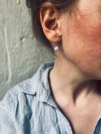 Image 4 of Zarte Ohrringe mit asymmetrischen Keshi Perlen