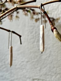 Image 4 of Dezente Ohrringe mit Biwa Perlen