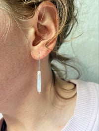 Image 2 of Dezente Ohrringe mit Biwa Perlen