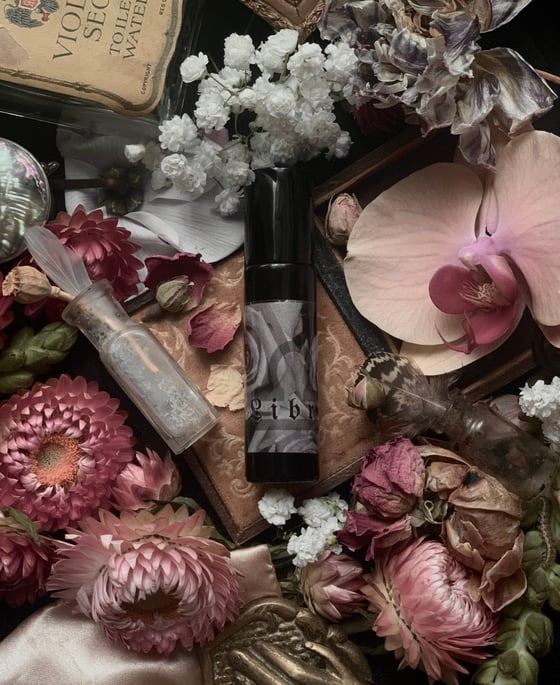 Image of Libra Perfume (Osmanthus, Orris, Rose, Rondeletia)
