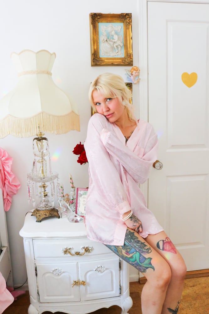 Image of 1980s Jayre Pastel Pink Silky Brocade Sleep Shirt (Small)