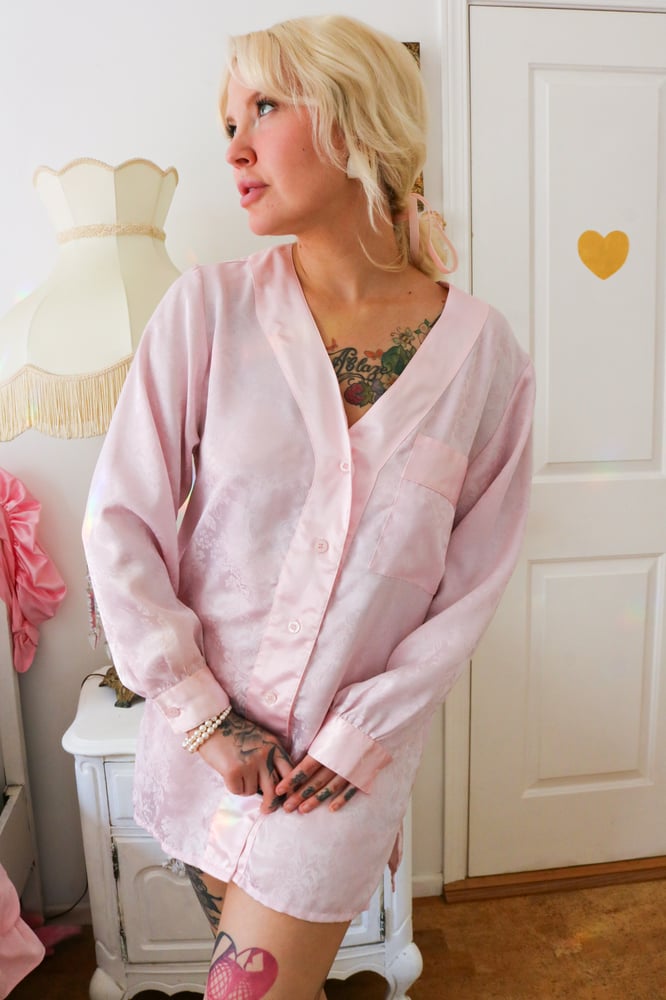 Image of 1980s Jayre Pastel Pink Silky Brocade Sleep Shirt (Small)