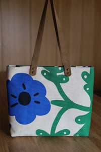 Image 3 of Popping Blue Flower Pebble Tote