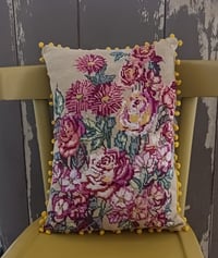 Image 1 of Coussin canevas fleurs vintage 