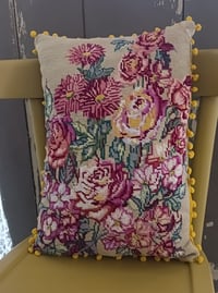 Image 2 of Coussin canevas fleurs vintage 