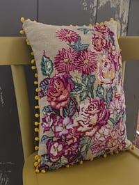 Image 3 of Coussin canevas fleurs vintage 