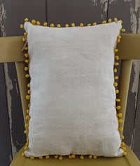 Image 4 of Coussin canevas fleurs vintage 
