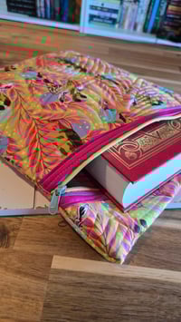 Image 5 of Giraffe hemmingway pouch 