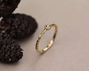 Image of 18ct yellow gold 3.0mm white rose-cut diamond ring (LON264)