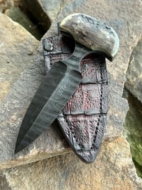 Ladder pattern push dagger