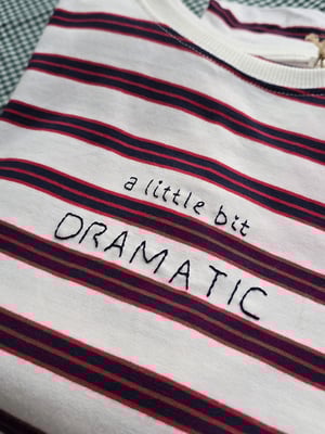 Camiseta a little bit dramatic