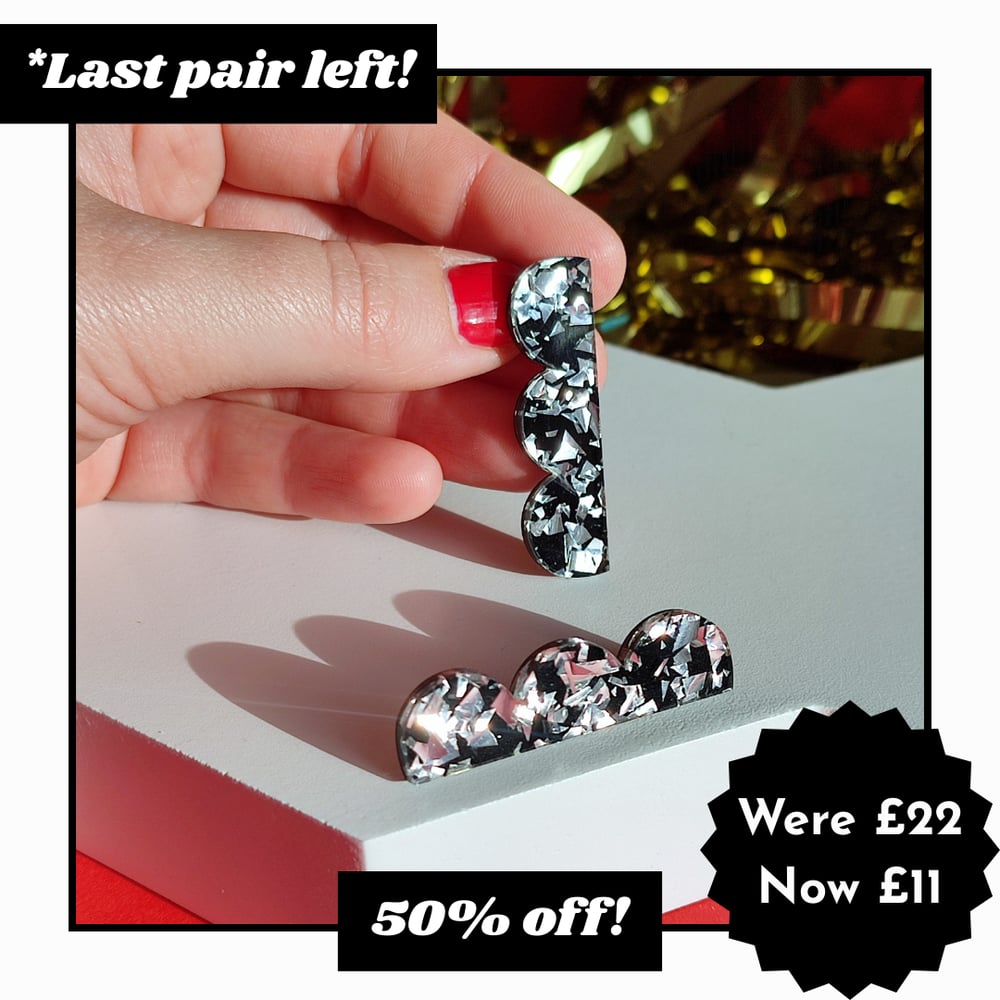 Image of Scalloped Glitzy Stud Earrings