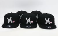 Image 1 of VA SNAPBACK BLACK/WHITE PINK HEART