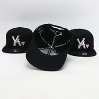Image 4 of VA SNAPBACK BLACK/WHITE PINK HEART