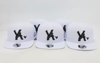 Image 1 of VA SNAPBACK WHITE/BLACK BLACK HEART