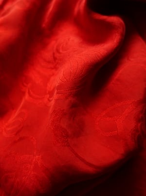 Image of Rød silke kimono dame m. damaskvævninger og krysantemumkrave