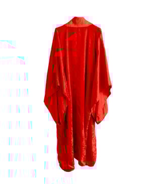 Image of Rød silke kimono dame m. damaskvævninger og krysantemumkrave
