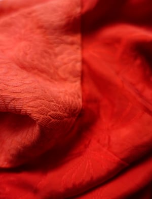 Image of Rød silke kimono dame m. damaskvævninger og krysantemumkrave