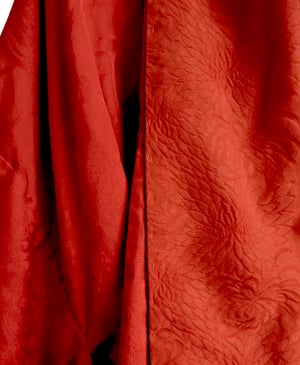 Image of Rød silke kimono dame m. damaskvævninger og krysantemumkrave