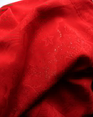 Image of Rød silke kimono dame m. damask vævninger m. gulddrys skyer 'Too Fairy'