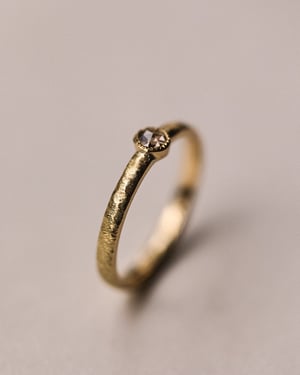 Image of 18ct yellow gold 3.0mm Champagne rose-cut diamond horn texture ring (LON265)