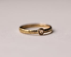 Image of 18ct yellow gold 3.0mm Champagne rose-cut diamond horn texture ring (LON265)