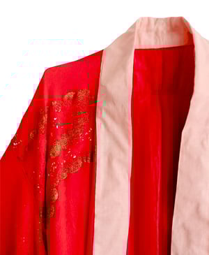Image of Rød silke kimono dame m. damask vævninger m. gulddrys skyer 'Too Fairy'