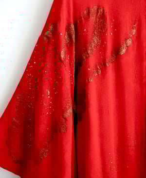 Image of Rød silke kimono dame m. damask vævninger m. gulddrys skyer 'Too Fairy'