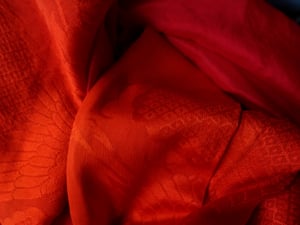Image of Copy of Rød silke kimono dame m. damaskvævede lykketraner