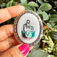 Image 13 of Broche doigt d'honneur