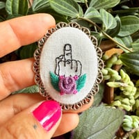 Image 14 of Broche doigt d'honneur