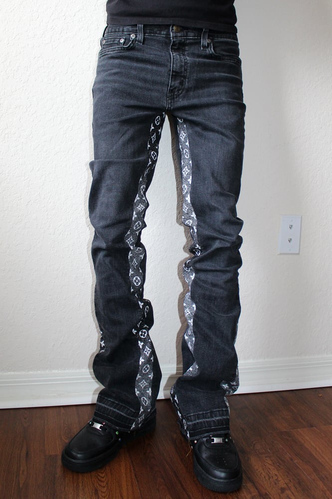Image of SHADOW LV MONOGRAM FLARE