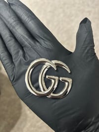 1 x silver gg metal flat back  charm.