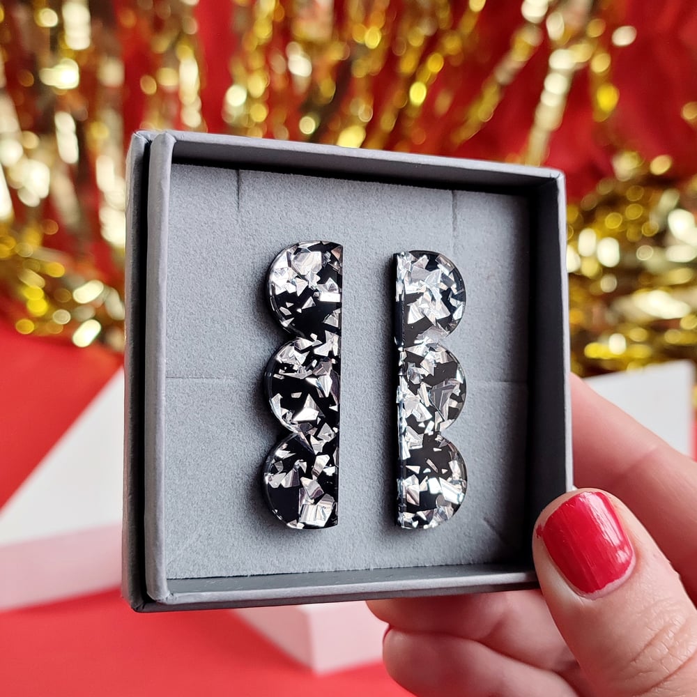 Image of Scalloped Glitzy Stud Earrings