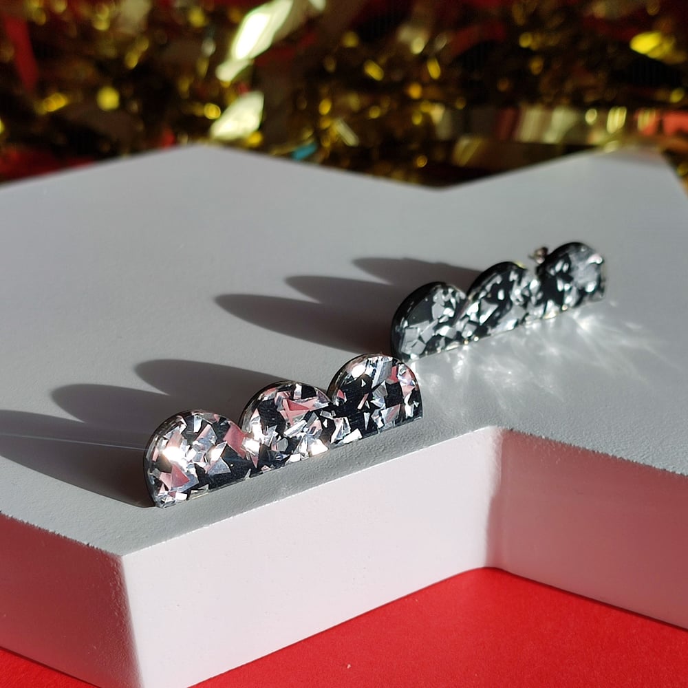 Image of Scalloped Glitzy Stud Earrings