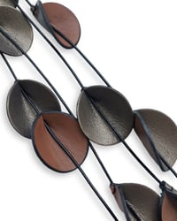 Image 4 of Collana artigianale in pelle, modello "ELITRE CASCATA"