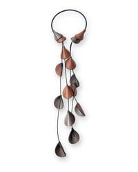 Image 2 of Collana artigianale in pelle, modello "ELITRE CASCATA"